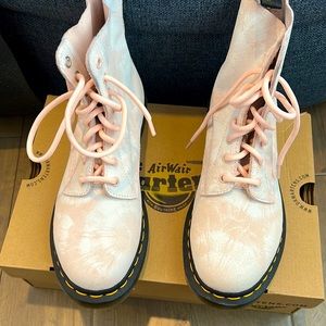 Dr martens boots never worn.